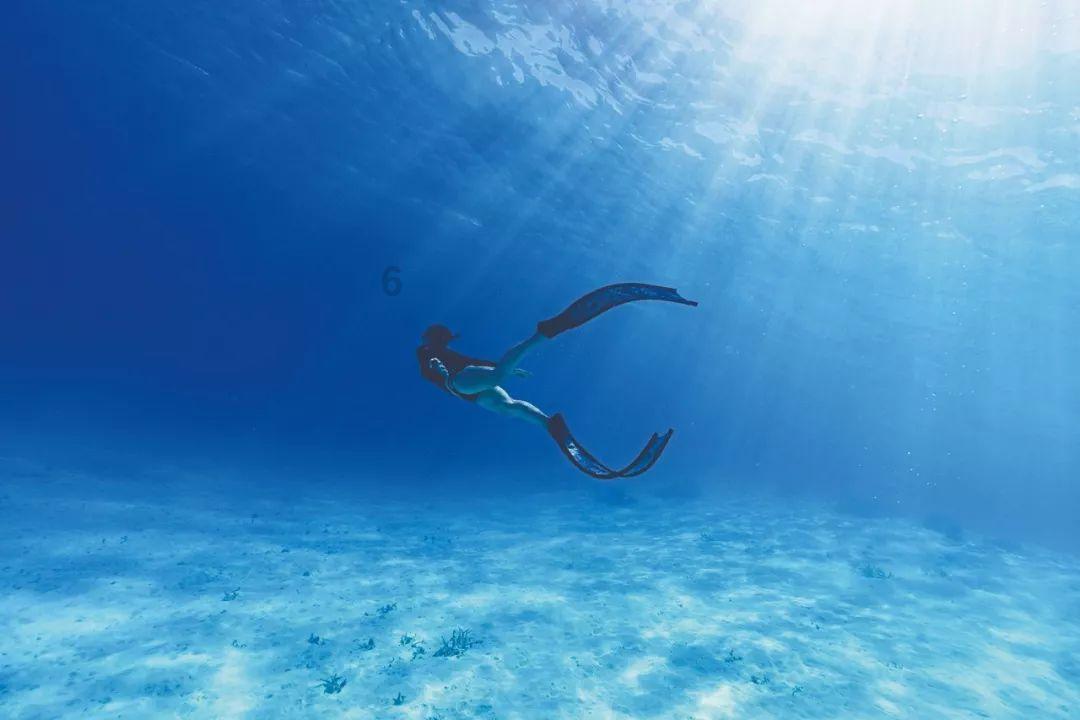 浇花的漂亮女孩